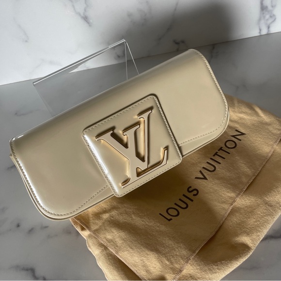 Louis Vuitton Blanc Corail Sobe Patent Leather Clutch - Picture 3 of 11
